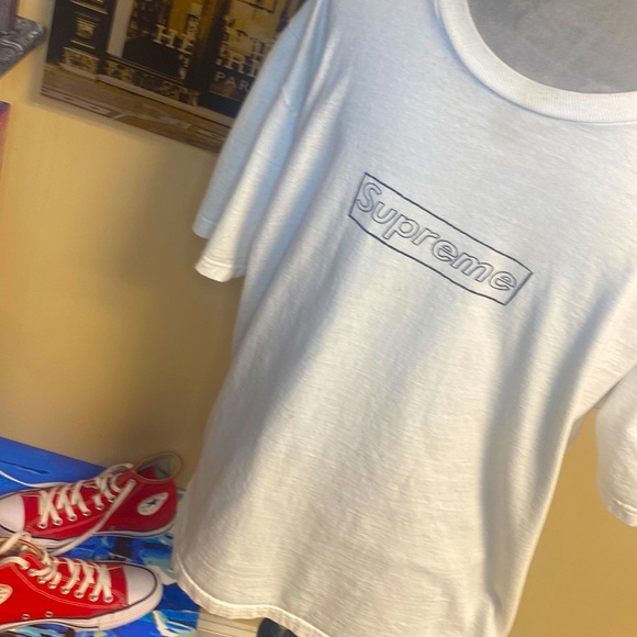 🎉 HP 🎉 Supreme x Kaws Chalk Logo T-shirt - Picture 7 of 11